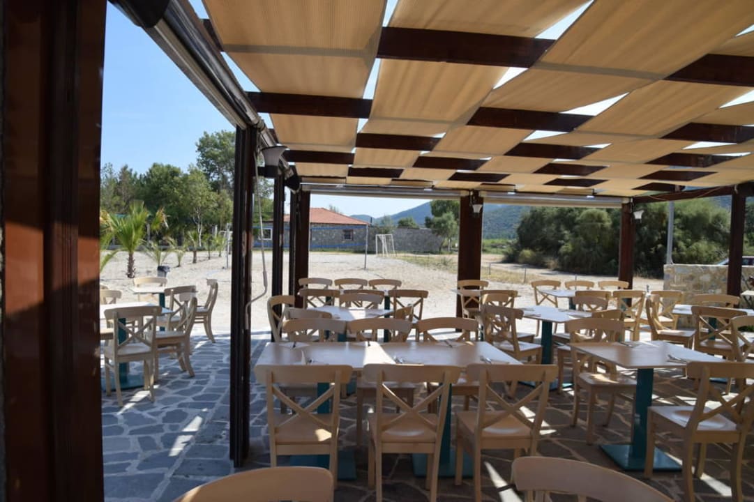 Restaurantbereich am Strand Alea Hotel & Suites