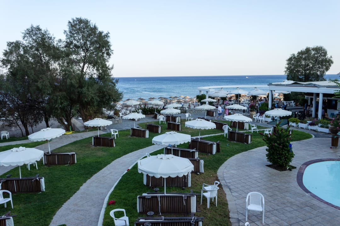Liegen am Pool zum frühen Abend Hotel Calypso Beach