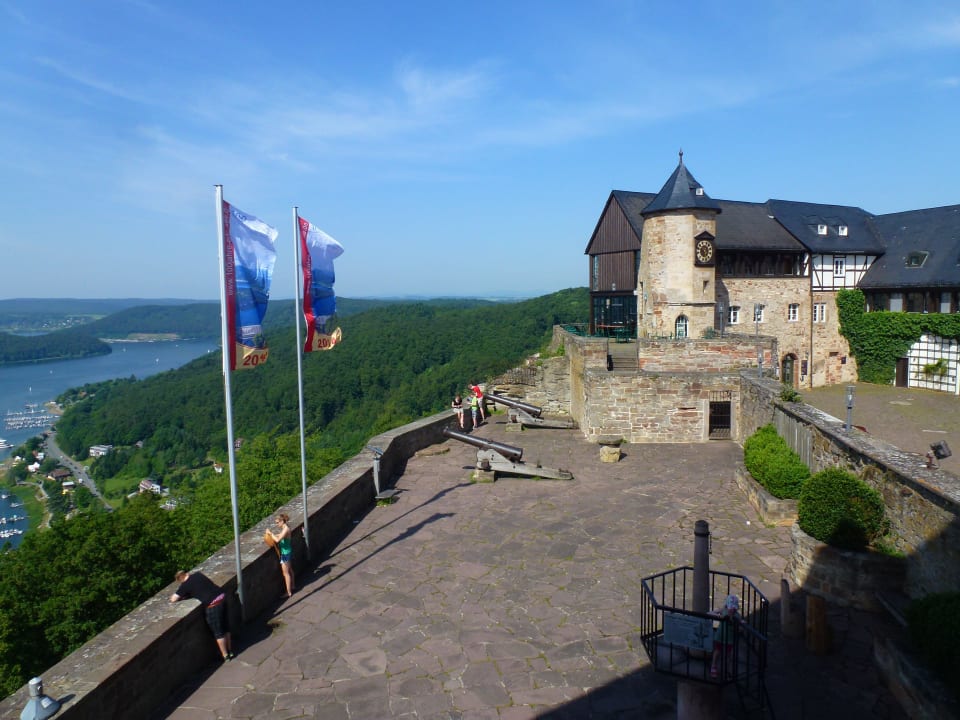 Blick vom Restaurant auf Burghof/Edersee Hotel Schloss Waldeck
