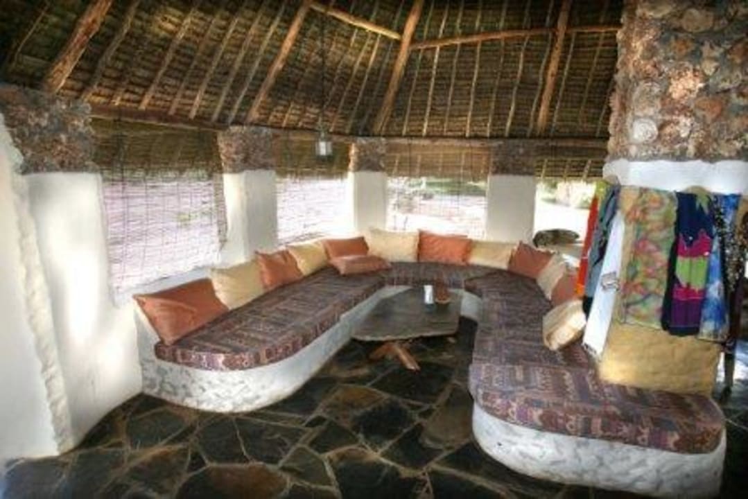 Sitzecke in der Bar Mwazaro Beach Mangrove Lodge