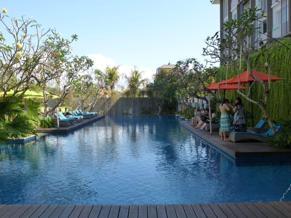 Blick von der Lobby auf den Pool Hotel Ibis Styles Bali Benoa