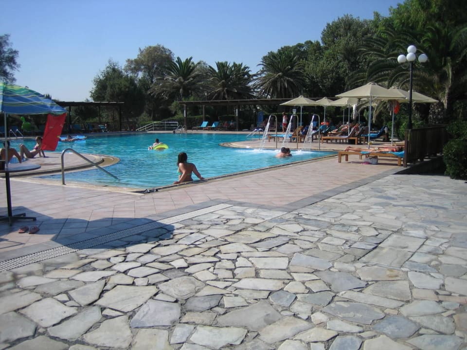 Einer von drei Pools Apollonia Beach Resort & Spa