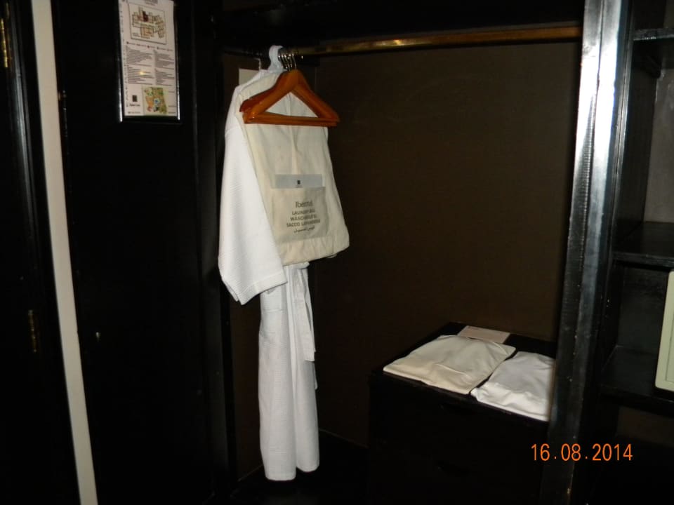 Schrank mit Bademäntel und Safe Steigenberger Coraya Beach - Adults only