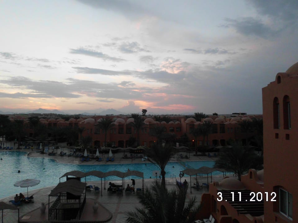 Der Hauptpool bei Sonnenuntergang Jaz Makadi Oasis Resort