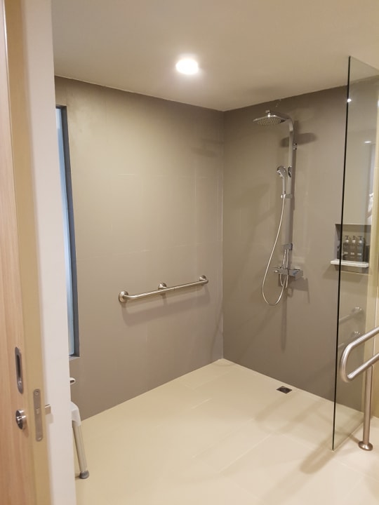 Ebenerdige Dusche mit Haltegriffen X10 Khaolak Resort