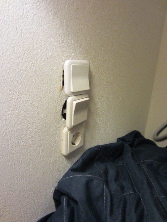 Steckdosen direkt am Kopf vom dritten Bett Hersonissos Palace