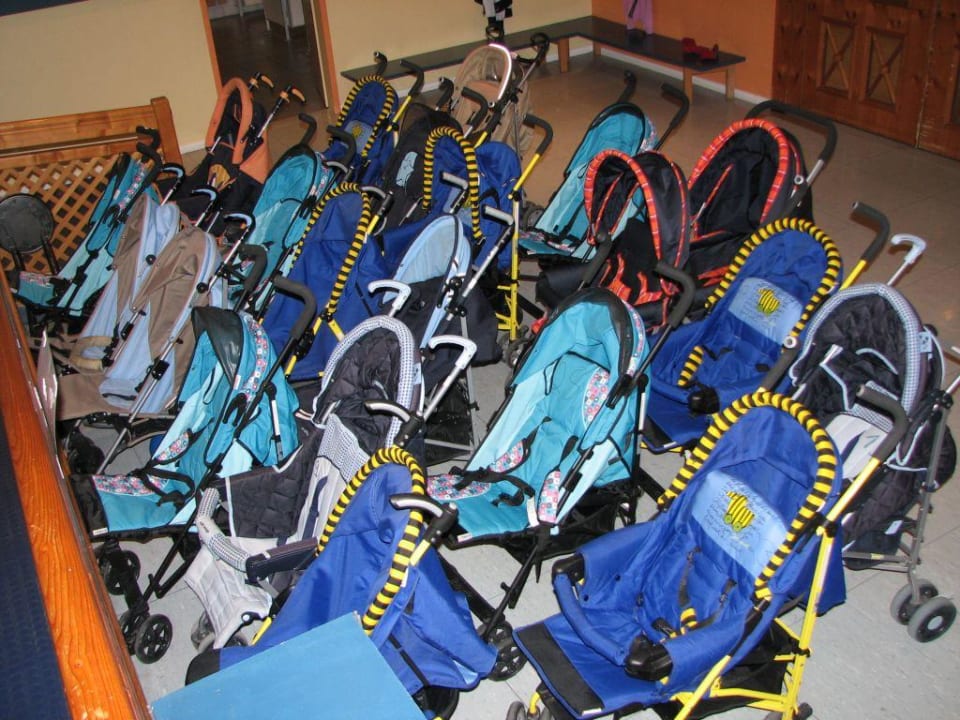 Kinderwagen- und Buggyverleih vor dem Kids-Club Oberjoch - Familux Resort