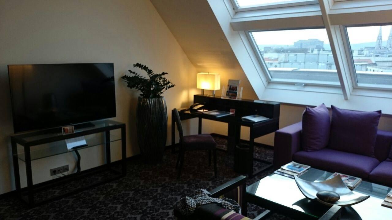 Wohnzimmer der Suite Steigenberger Hotel Herrenhof