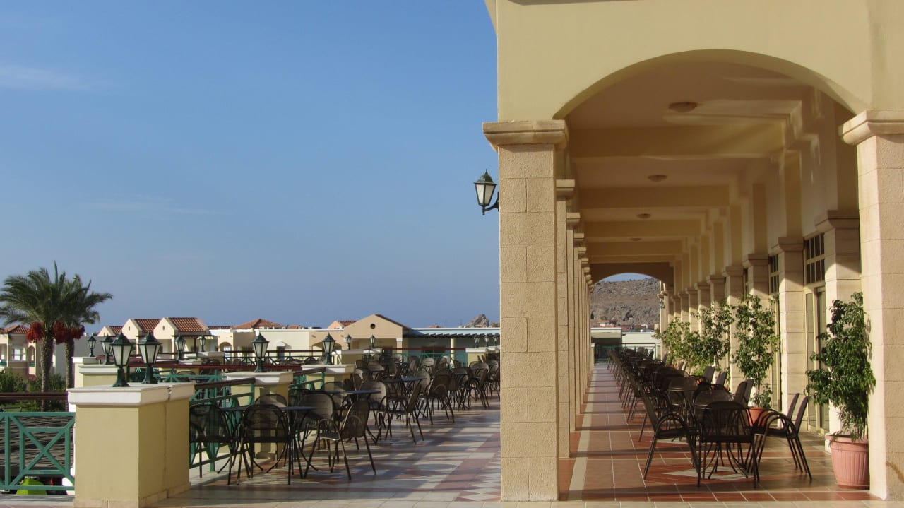 Terrasse vor der Mainbar Lindos Princess Beach Resort & Spa