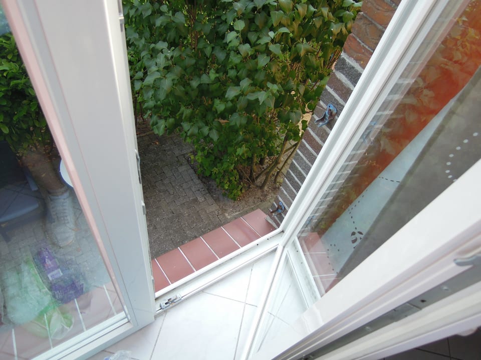 Balkontür geöffnet frei zum Absprung NordseeResort Hotel Arche Noah