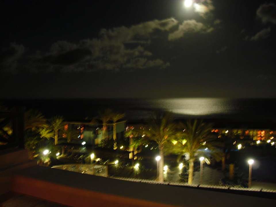 Ausblick über das Hotel und den Strand bei Nacht Occidental Jandía Playa