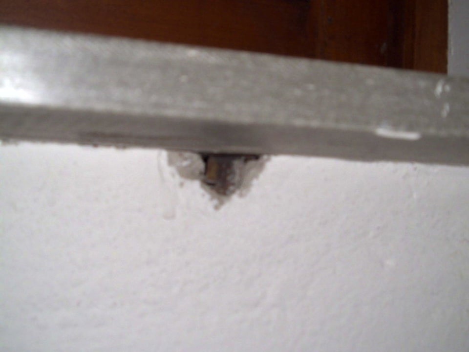 Loch unterhalb der inneren Fensterbank Gasthof-Pension Edlinger