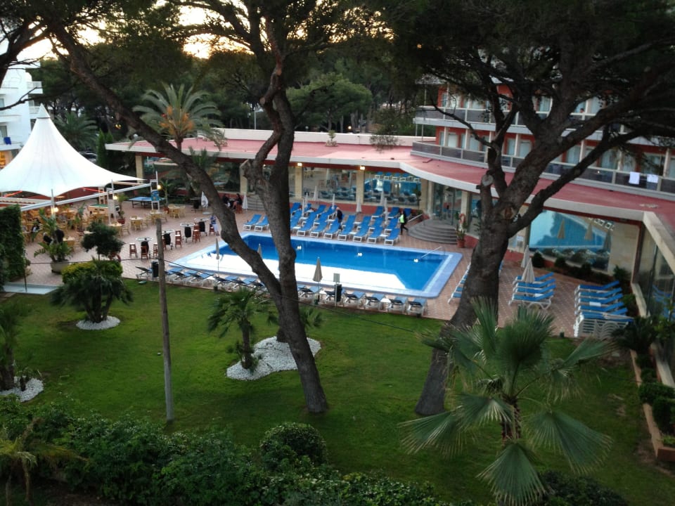 Ausblick vom Balkon zum Pool des Hotel Obelisco Aparthotel Pabisa Orlando