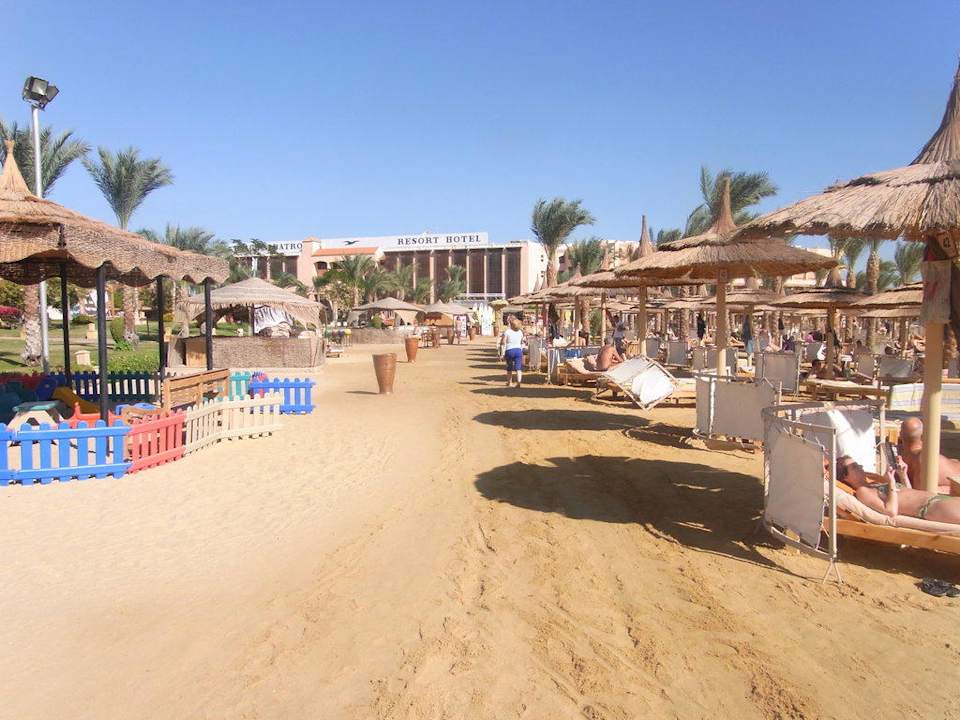 Letzte Strandreihe Pickalbatros Palace Resort