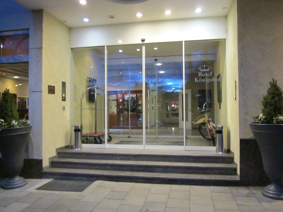 Eingang Hotel Königshof