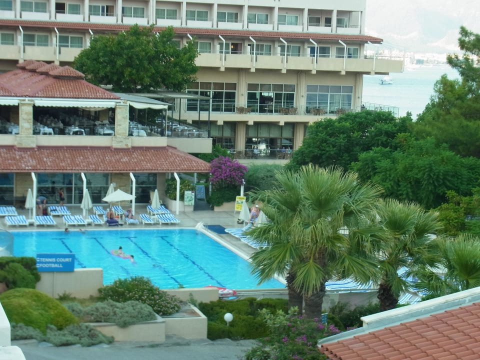 Blick nach links vom Balkon auf Pool und Haupthaus Labranda Mares Marmaris