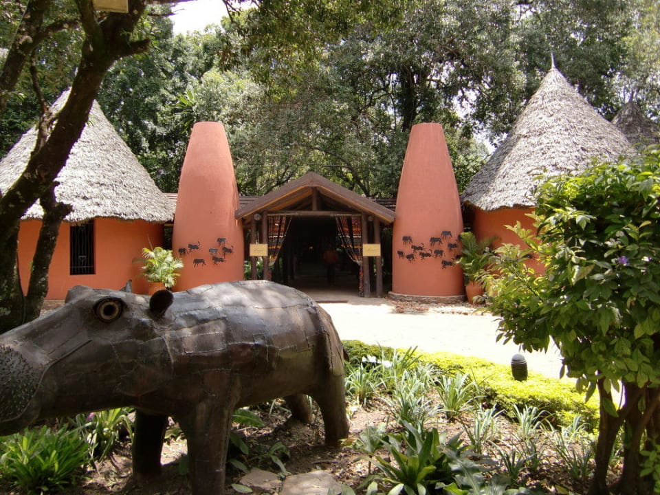 Vorderansicht des Eingangs Hotel Fairmont Mara Safari Club
