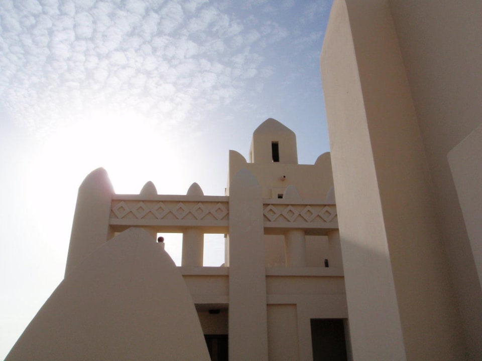 Zimmerausblick auf das nebenstehende Gebäude Hotel Riu Karamboa