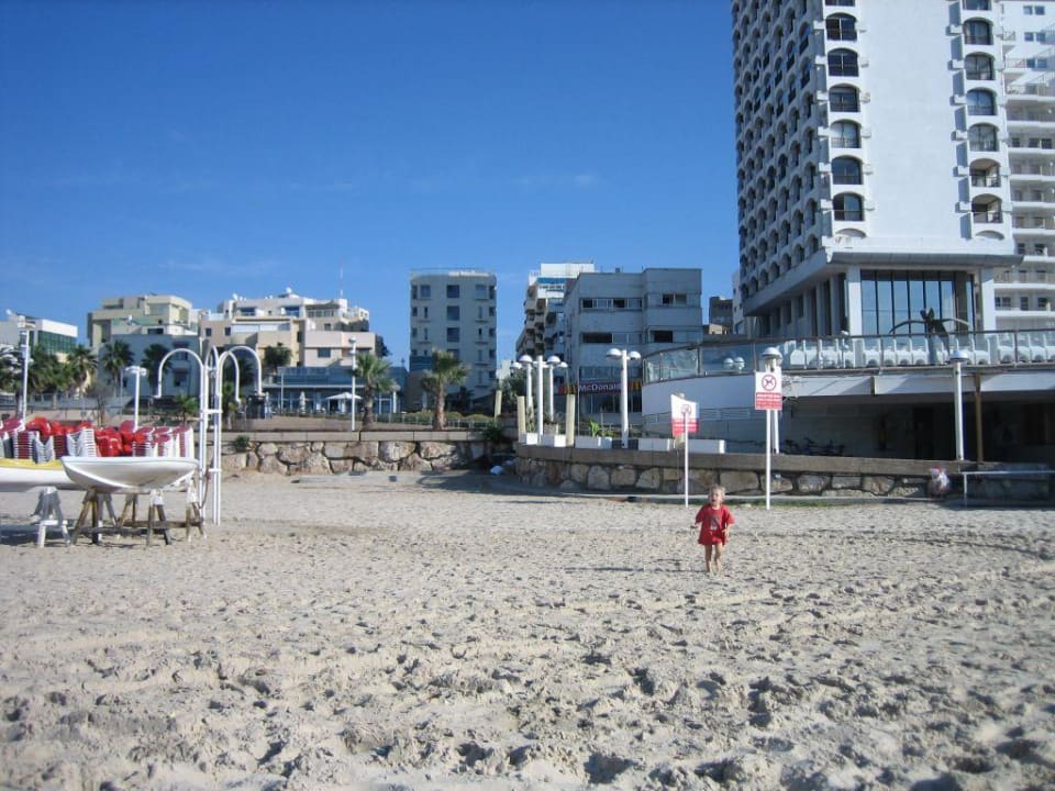 kleine Hochhaus in der Mitte des Bildes Maxim Design Hotel