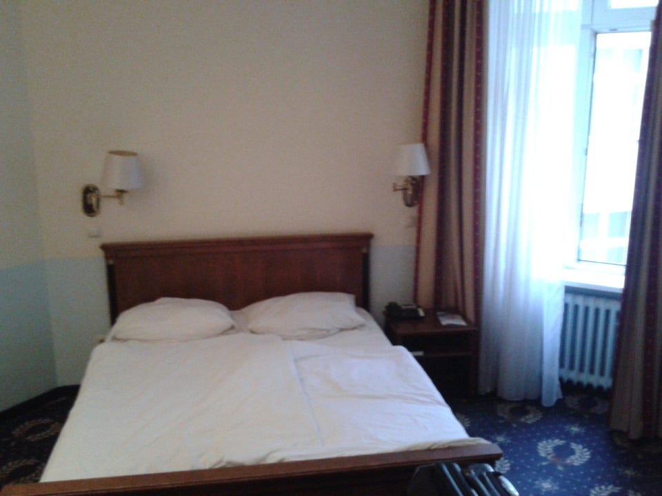 Doppelbett mit harter Matratze acom Hotel Berlin Kurfürstendamm