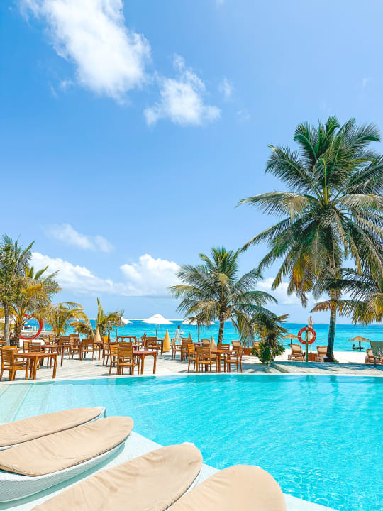 Pool Centara Ras Fushi Resort & Spa Maldives