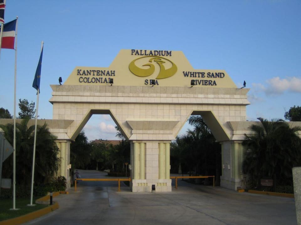 Eingang zur Hotelanlage Grand Palladium Kantenah Resort & Spa