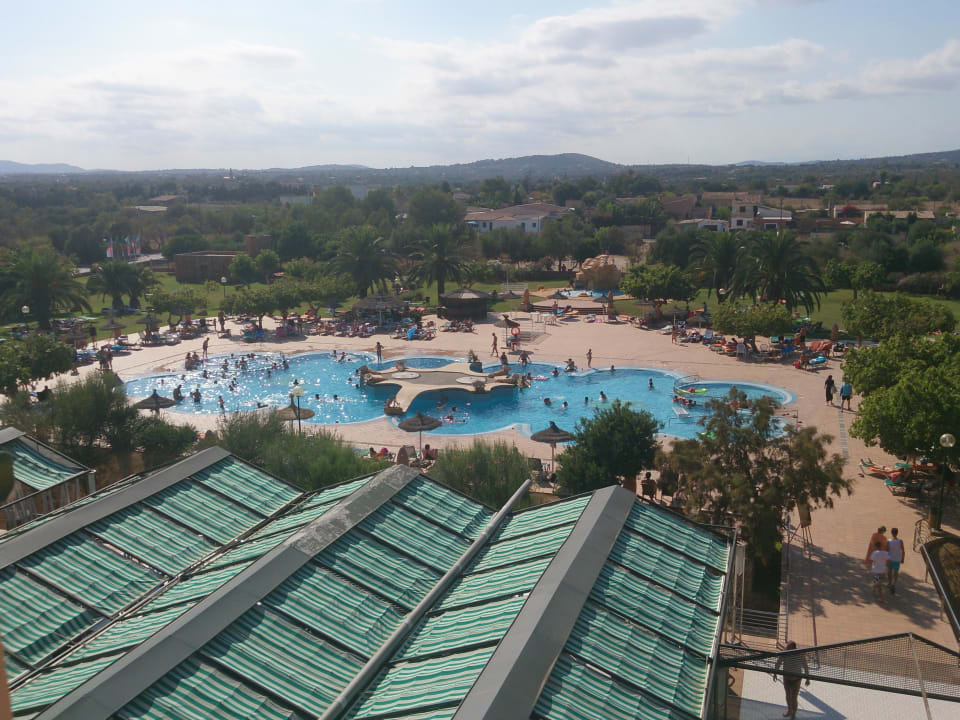 Blick auf den Pool und Garten Hotel Mariant Park