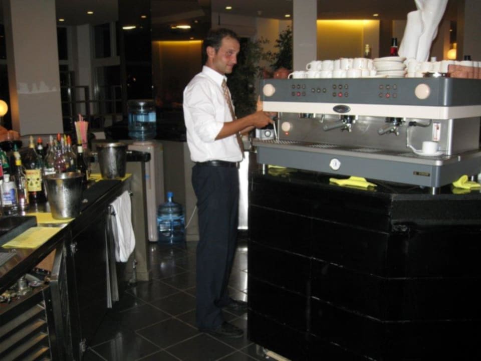 Personal an der Bar Anissa Beach & Village