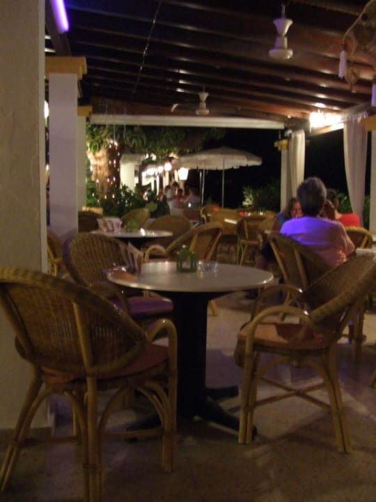 Die Terrasse am Abend Hostal La Savina
