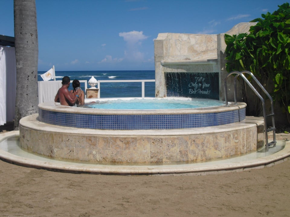 Jacuzzi am Strand Lifestyle Tropical Beach Resort & Spa