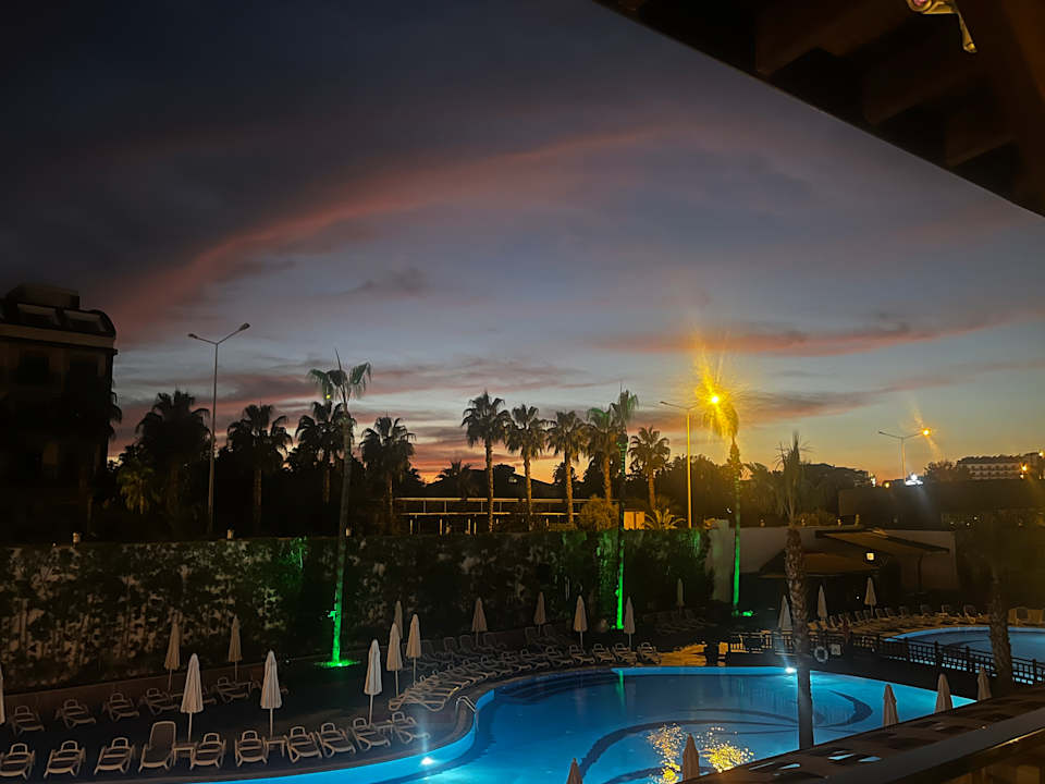 Pool Mary Hotel Side