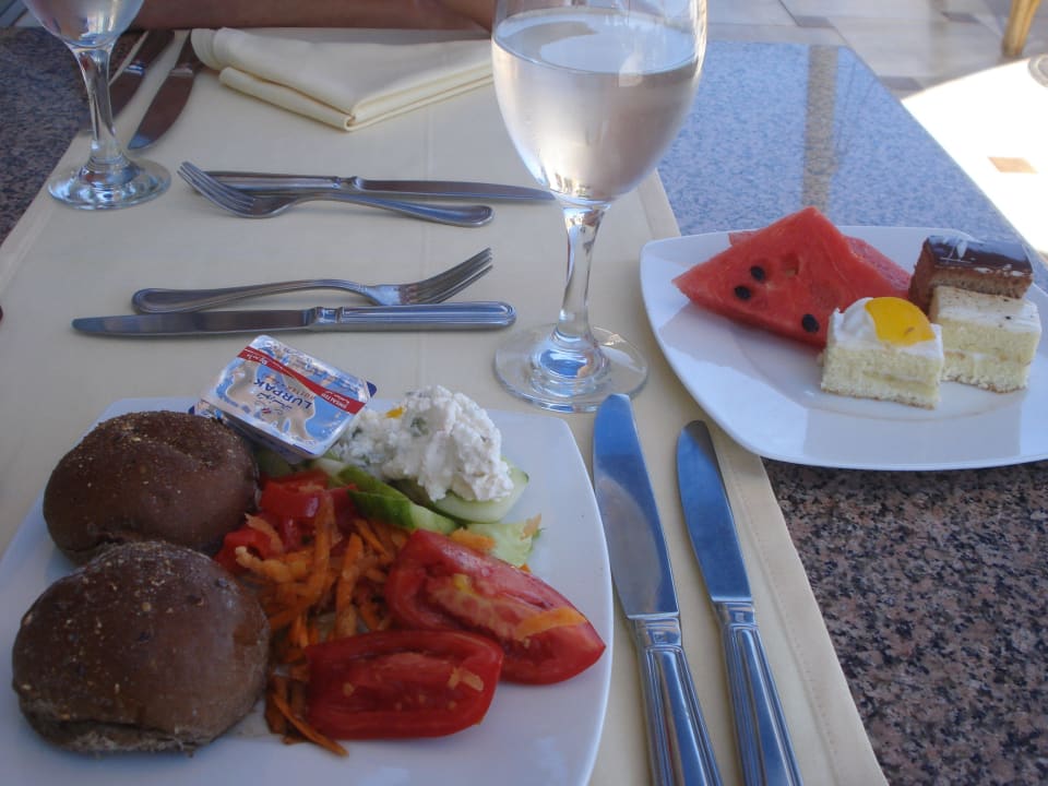 Leichtes Mittagessen, zusammengestellt am Buffet Shams Prestige Abu Soma-Adults Only