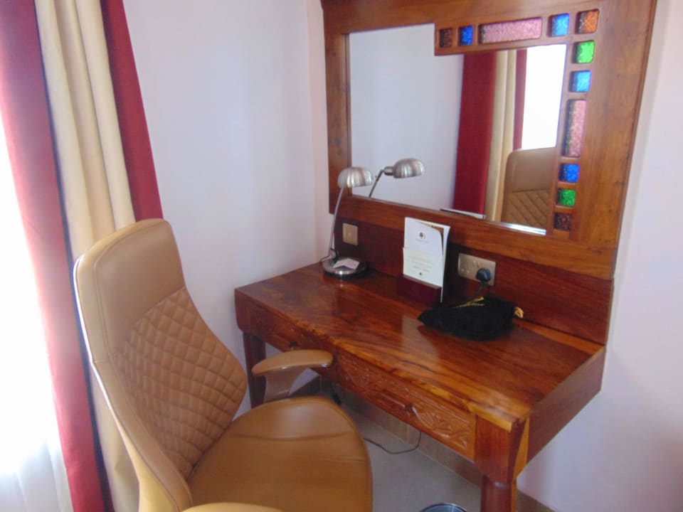 Рабочее место в номере Spice Tree by Turaco, Stone Town