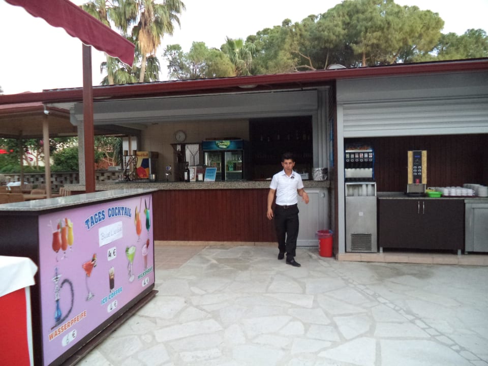 Aussenbar mit einen von vielen netten Kellern Hotel Sirma