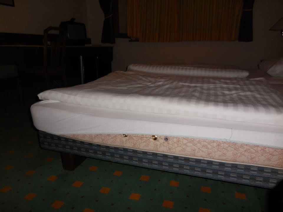 Spannbetttuch zu klein und alte Matratze Hotel Wienerwald