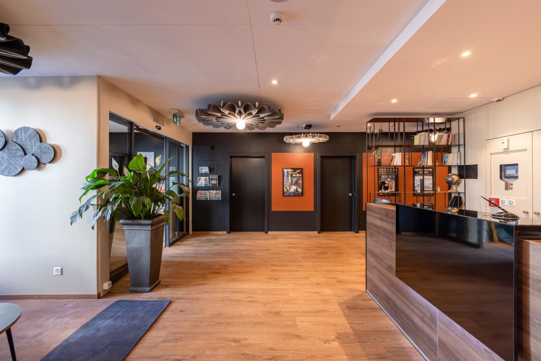 Lobby Hotel Ibis Sion