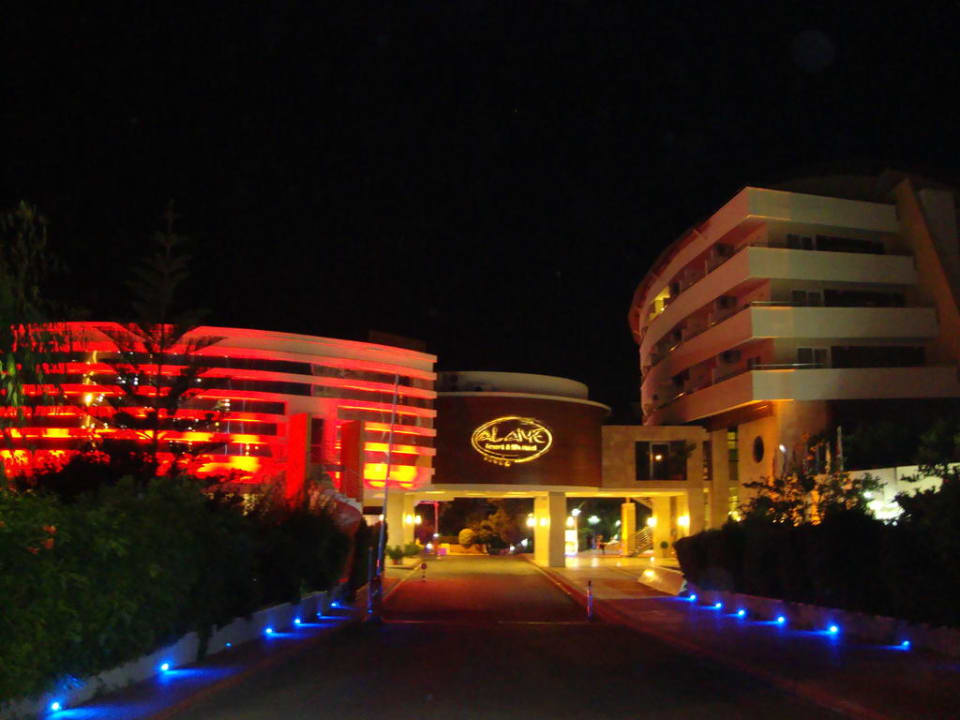 Eingang bei Nacht Alaiye Resort & Spa