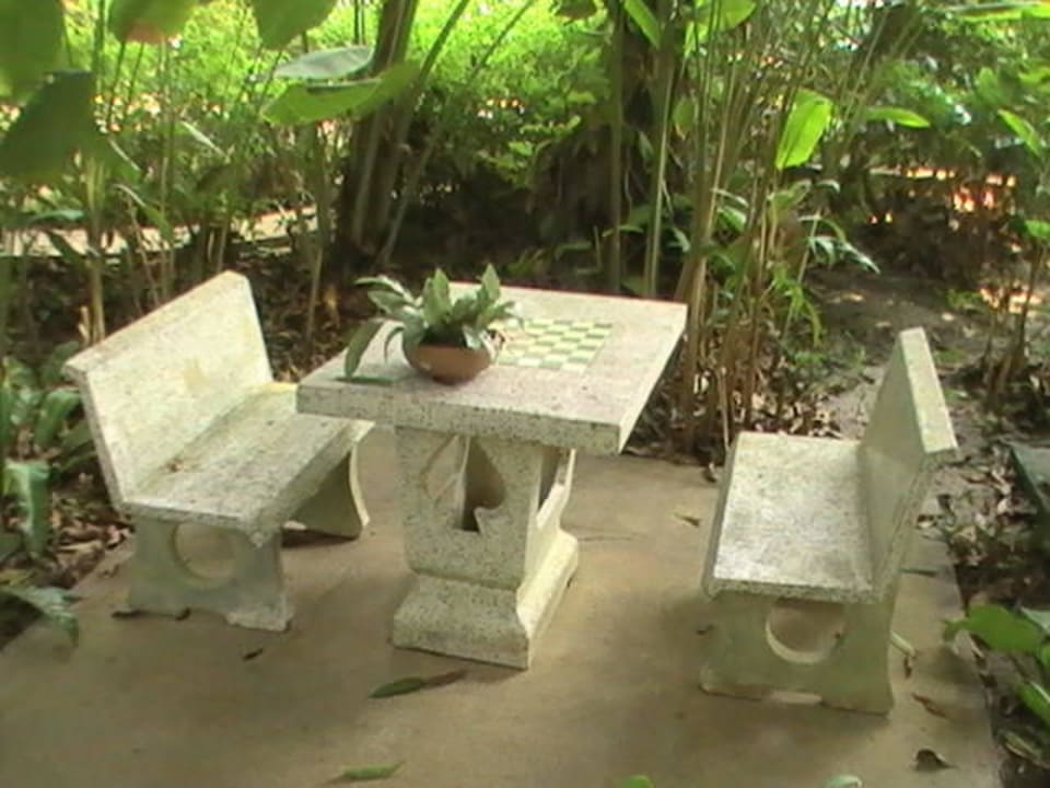 Sitzgruppe im Garten Paradise Beach Resort, Samui