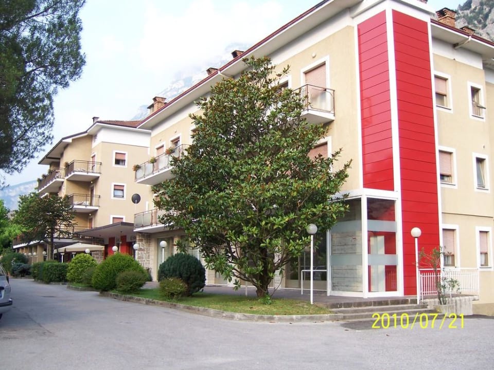 Blick vom Parkplatz auf das Hotel Hotel Daino
