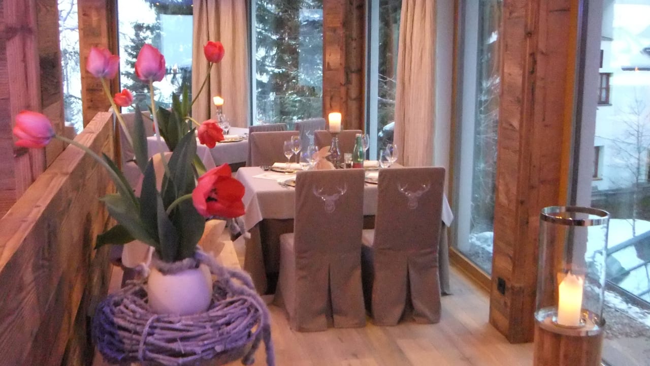 Stilvoller Speiseraum Alpine Resort Sportalm