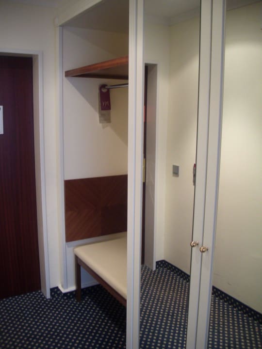 Eingang mit Ablagemöglichkeit und Spiegelschrank Mercure Parkhotel Krefelder Hof
