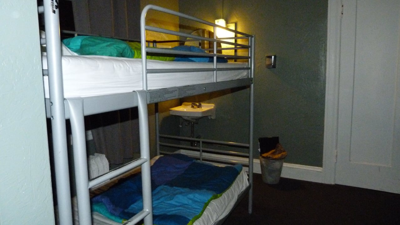 Links ein Waschbecken, hinter der Tür ... HI Hostel San Francisco Downtown