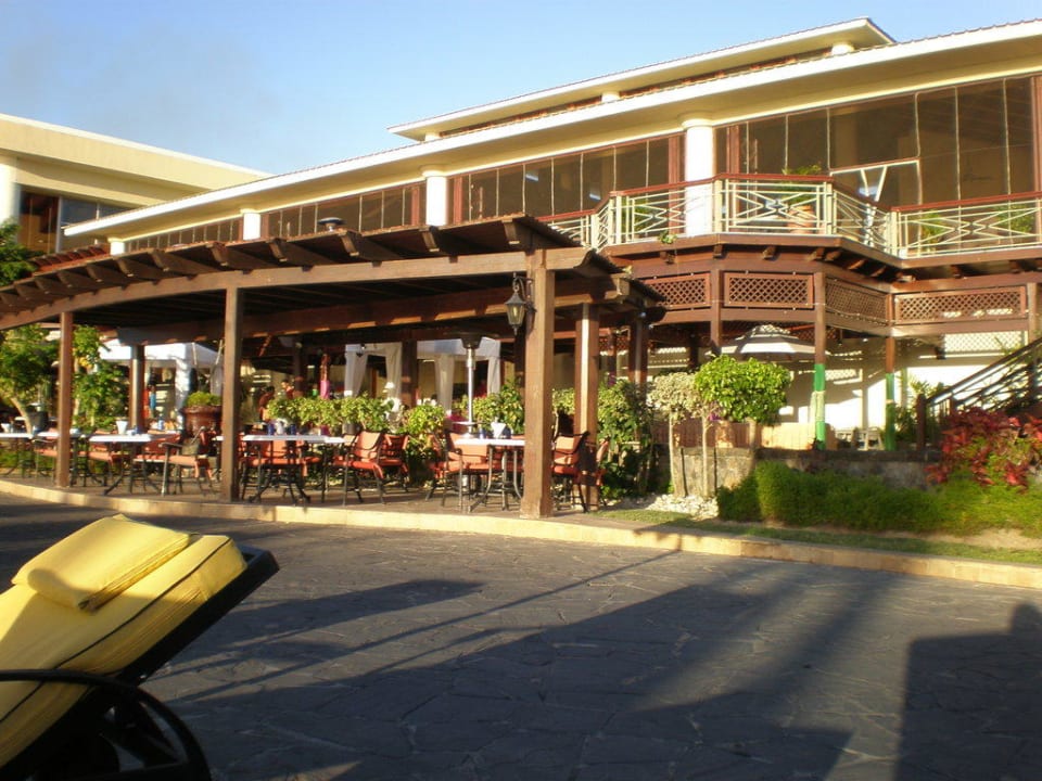 Sicht vom Pool auf Restaurants Le Meridien Ile Maurice