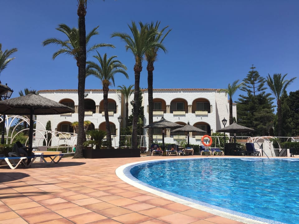 Blick vom Pool auf das Hauptgebäude Meliá Zahara Resort & Villas