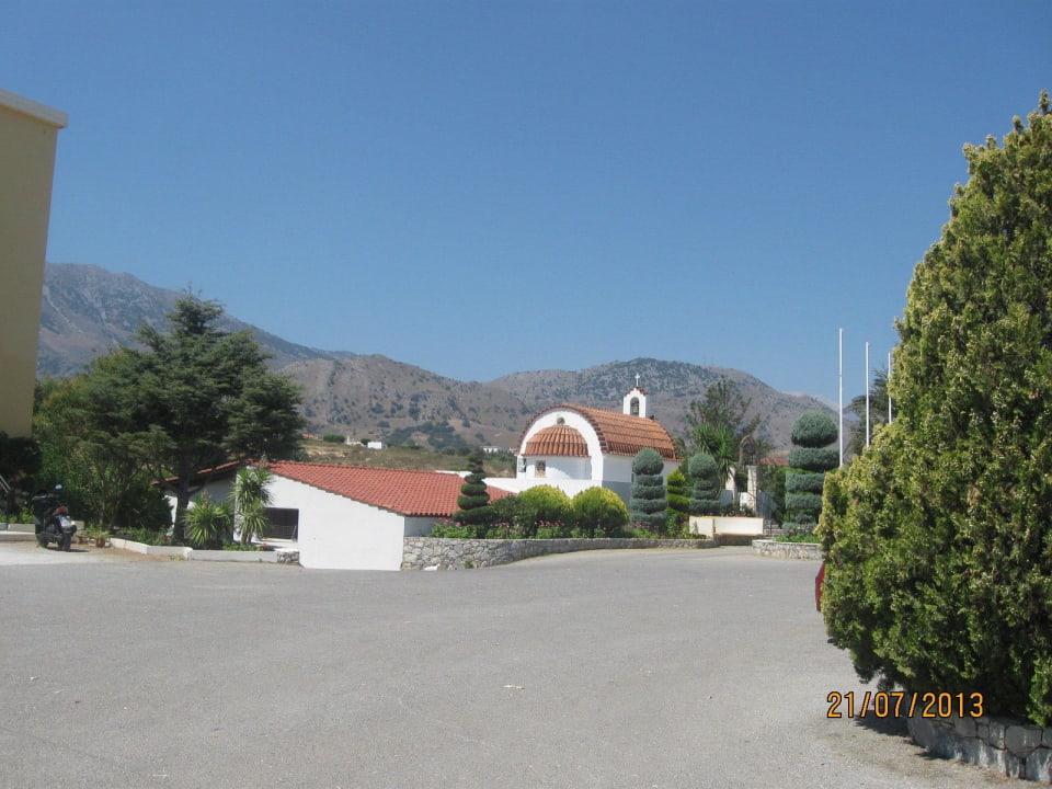 Parkplatz neben der Strasse und Kapelle Vantaris Luxury Beach Resort