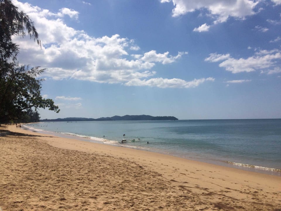Blick nach Links beim Hotel-Strand The Briza Beach Resort Khaolak