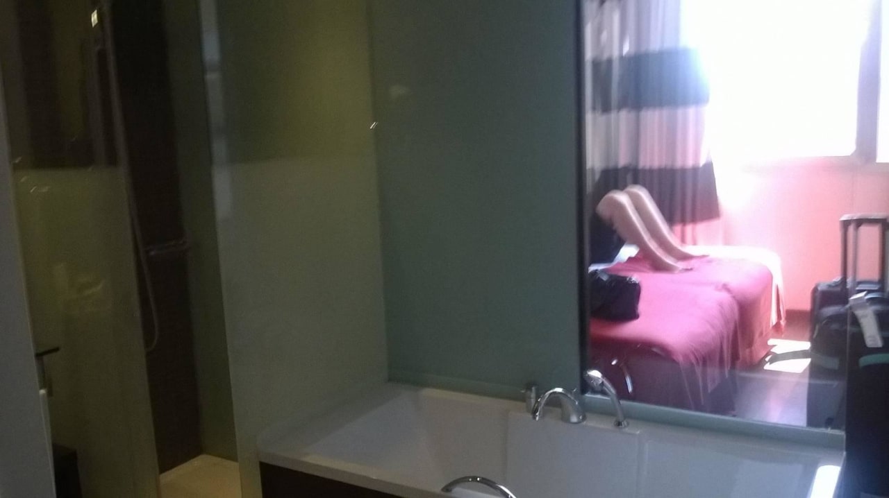 Blick vom offenen Bad ins Zimmer Hotel & Spa Villa Olimpic@ Suites