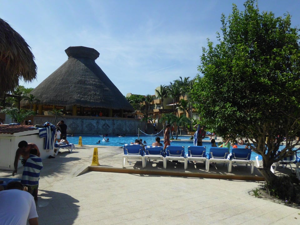 Hinten ist die Poolbar Viva Azteca by Wyndham - All Inclusive Resort