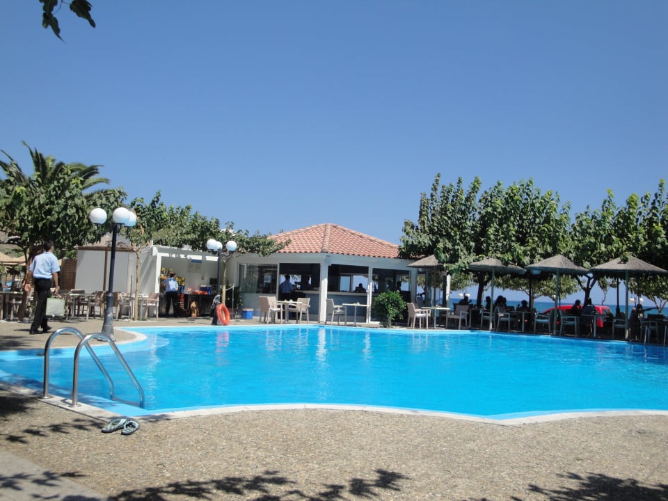 Pool und Poolbar morgens Hotel Corissia Princess