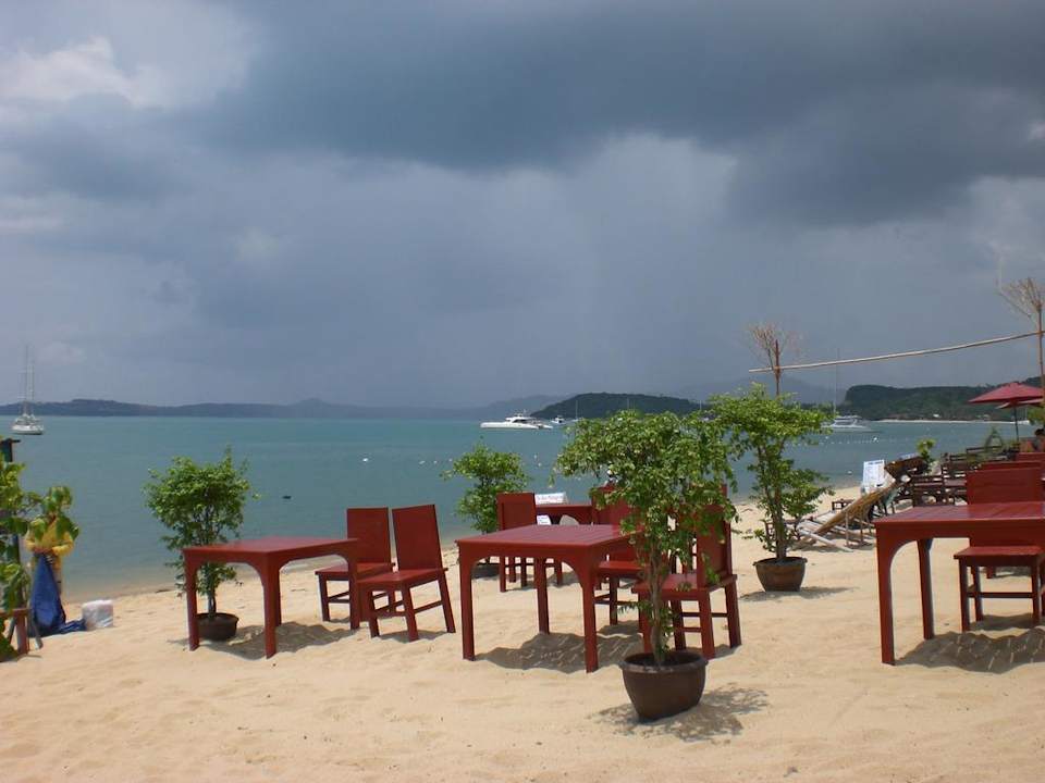 Am Strand kann man am Abend essen Lawana Resort